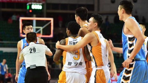 怒火灼烧太原夜：詹宁斯与北京首钢的冲突始末