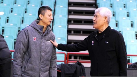 辽篮备战前温情一幕 郭士强与恩师蒋兴权的篮球传承