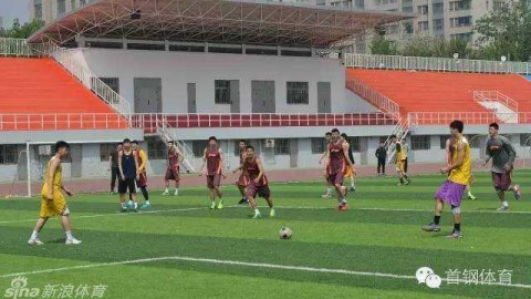 京篮小伙跨界绿茵，另类推挡乐在其中