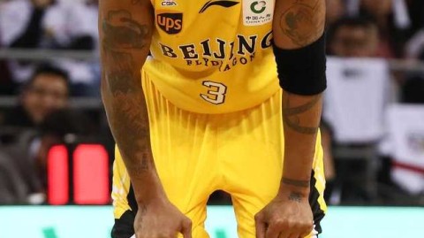 京城德比不朽魂，马布里五棵松摘护具搏命一击