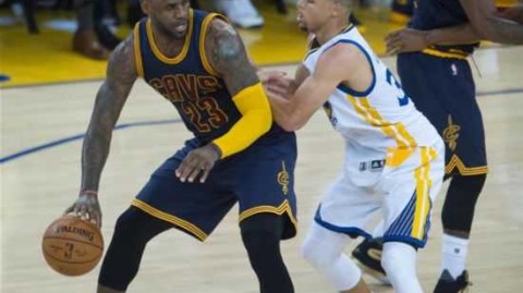 骑士1-3逆转勇士！詹姆斯三双欧文致命三分夺队史首冠