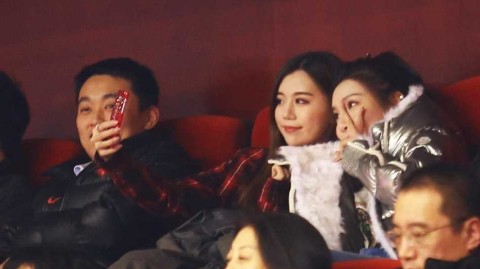 丁彦雨航女友与睢冉妻子场边自拍成风景 闺蜜情深见证山东男篮复仇辽宁