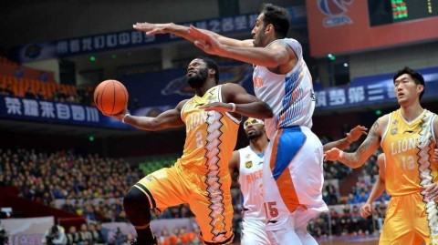 群英荟萃，篮下争锋：回望CBA赛场上的那些经典瞬间