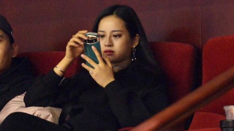 齐鲁德比场边绽放别样风景 美女球迷为CBA赛场添温情