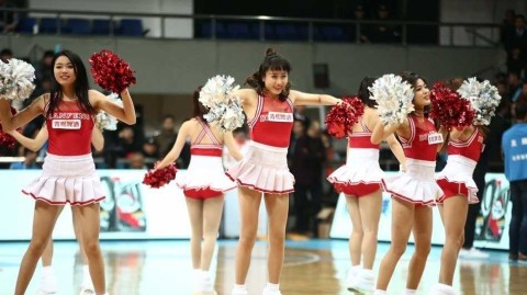 京粤大战烽火连天，篮球宝贝倒立瞬间定格赛场激情