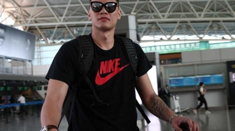 朱芳雨黑超遮面霸气领衔，广东男篮开启洛杉矶特训新征程