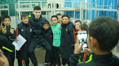 阿不都沙拉木情系故乡足球少年，三一公益赛场见证新疆未来之星闪耀