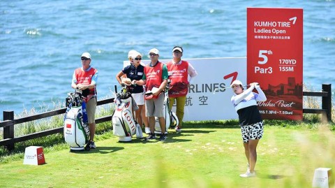 沧海之滨的高尔夫对决：冯珊珊与金孝周的碧波争锋