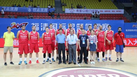 福清男篮巅峰对决美明星队激战塞尔维亚反败为胜