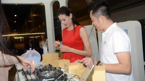 一米九五的温柔：最美女篮国手许诺红裙亮相，为患病前队友募集生命希望