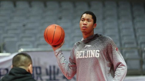 京城篮球浪子的欢快序曲：方硕赛前搞怪瞬间
