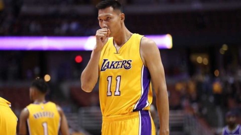 阿联重返NBA首秀三分钟拼两板，对抗考辛斯展现硬汉本色