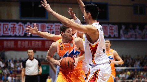 沪鲁对决经典瞬间回顾 弗雷戴特遭围堵张兆旭霸气震筐