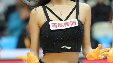 赛场上的炫彩风景 上海篮球宝贝主场热舞燃情助威