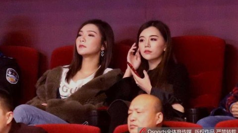 睢冉爱妻携丁彦雨航女友看台亮相，京鲁大战场外风景线温情上演