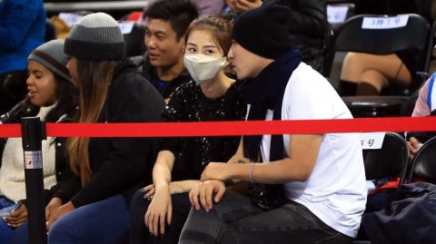 口罩遮不住的星芒：孙悦爱妻陈露五棵松观战记