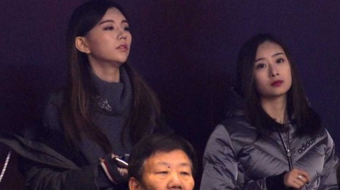 赛场边的焦点：丁彦雨航女友观战神情紧绷，见证山东主场大捷