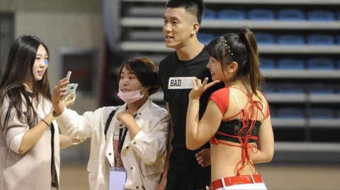 郭艾伦亮相沈阳引爆热情 与女球迷暖心互动大秀球技