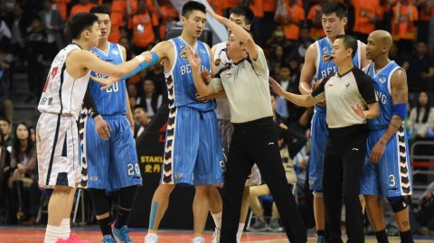 京粤大战火爆一幕：马布里杨金蒙冲突双双被罚下