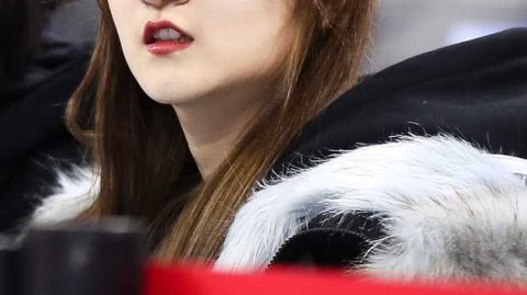 京城冬日的一抹暖色：五棵松美女球迷点燃赛场激情