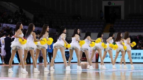 北控篮球宝贝：寒冬里的热舞，赛场边最靓丽的风景线