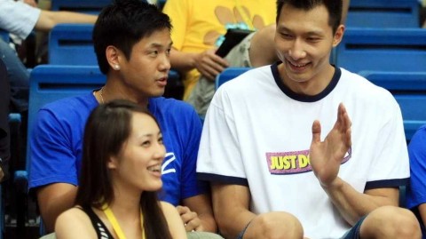 余文乐妻子王棠云：从亚锦赛最美球迷到被易建联主动打招呼的幸运女孩