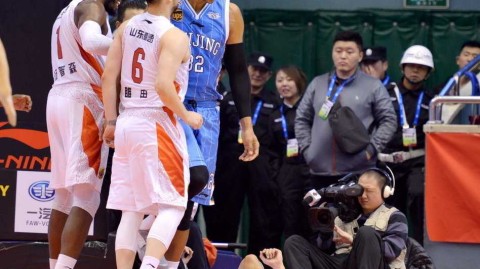 睢冉怒推莫里斯瞬间，京鲁大战火爆冲突全回顾