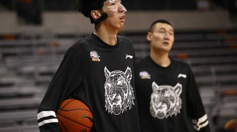 周琦带伤复出面具侠 与李根搞怪训练场兄弟情深