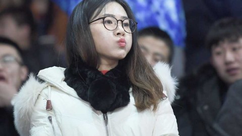 冰雪赛场上的靓丽风景线 吉林女球迷点燃寒冬激情