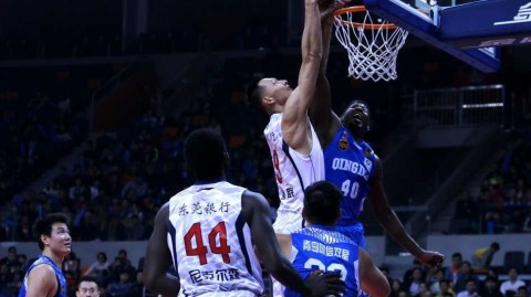 粤军主场破浪，阿联三十五分力挽狂澜奠胜局