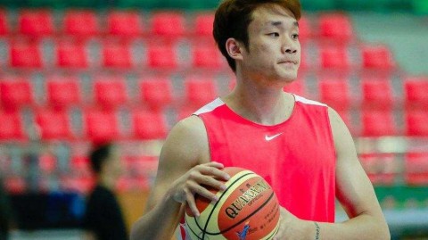 齐鲁之星闪耀塞上：丁彦雨航携“洗剪吹”新发型率山东男篮全运会预赛出征