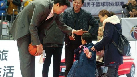 冬日里的温暖邂逅：桑兰携子观战CBA，王治郅赛场送问候