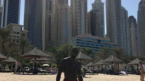 飞虎将的悠长假期 亚当斯迪拜沙滩享受阳光