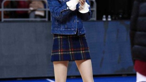 广东德比温情一刻，周鹏爱妻场边助阵长腿吸睛