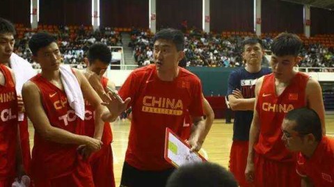 杜锋挂帅蓝队险胜红队 男篮红蓝大战一触即发