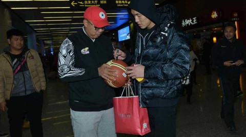 辽篮凯旋日众将暖心互动 郭艾伦杨鸣领衔答谢球迷