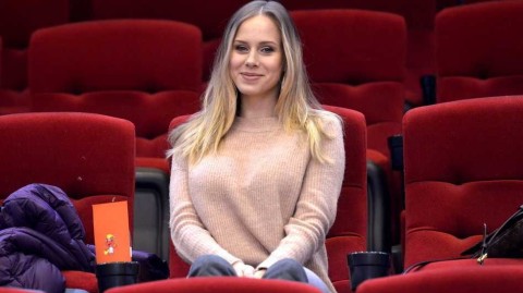 莫泰尤纳斯娇妻现场助阵，山东男篮激战江苏肯帝亚