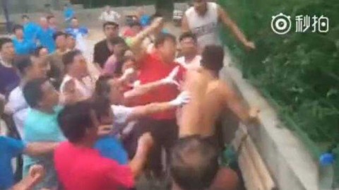 篮球场上的夕阳红与青春火，一场场地之争背后的城市之问