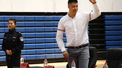 辽篮名宿贺天举与足球旗帜肇俊哲跨界同框，温情互动点亮公益之路