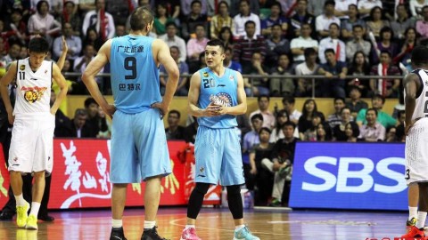 山东20分大胜新疆总分1-1，邱彪赛后平静更衣室显大帅风范