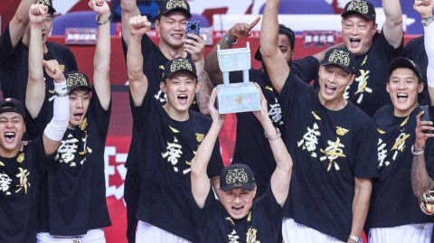 热血铸就十冠传奇 广东男篮荣耀加冕