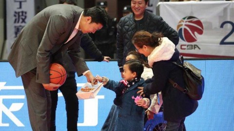 冬日暖阳照耀雅戈尔 桑兰携子观战与王治郅温情重逢