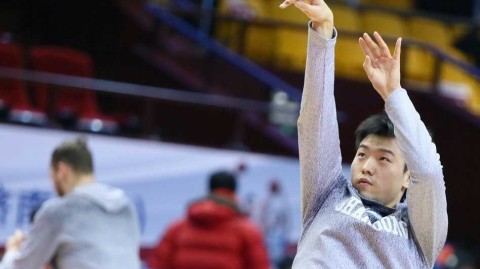 山东高速赛前欢腾，丁彦雨航戏耍队友展笑颜