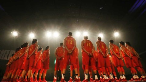 里约号角吹响：男女篮众将笑别北京，易建联领衔演绎出征前的百态