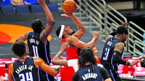 三巨头轮休骑士惨败猛龙，鲍威尔25分收官擒敌