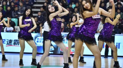 辽篮主场最美风景线 篮球宝贝热舞点燃冬日激情