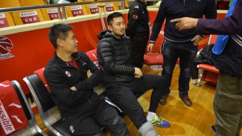 带伤观战神情凝重 睢冉缺阵山东加时险胜广厦