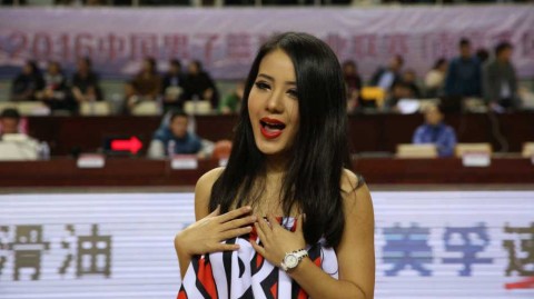 神似佟丽娅的江苏主场美女DJ：用节奏点燃CBA赛场