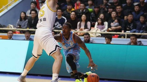 广厦复仇之夜：福特森三双掀翻新疆，胡金秋内线制霸