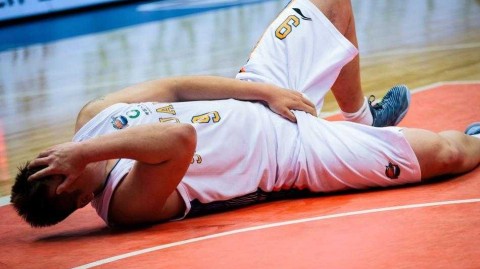 球场意外撞伤天才陨落路 徐煜峰痛苦倒地牵动人心